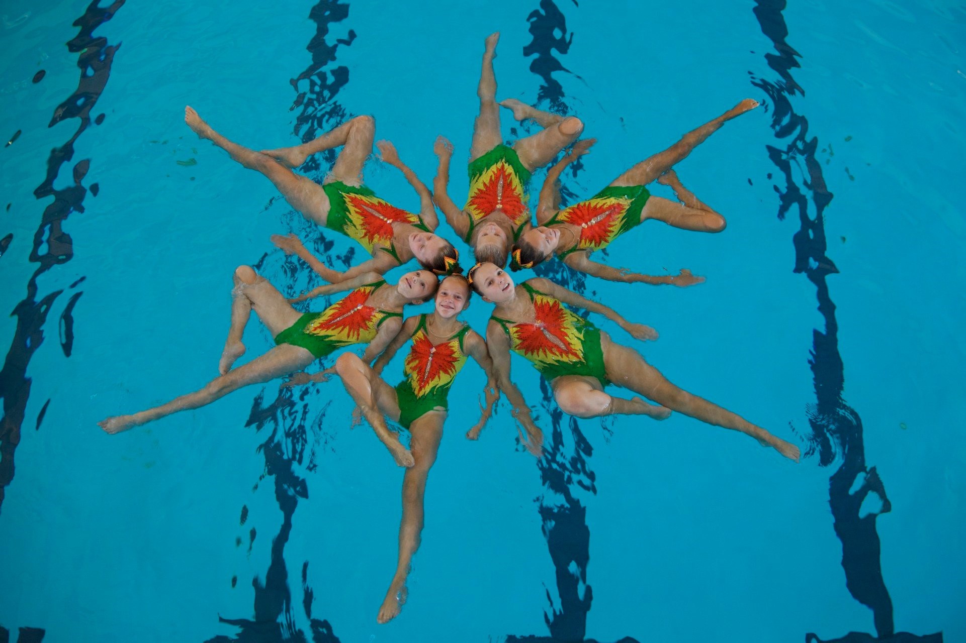 Kunst svømmere i vandet med det ene ben bøjet
