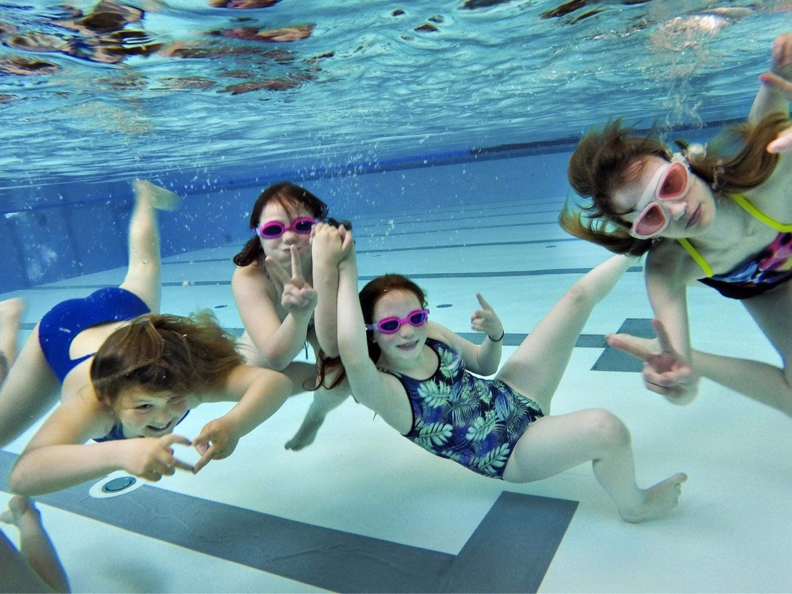 Svømmeskole børn under vandet