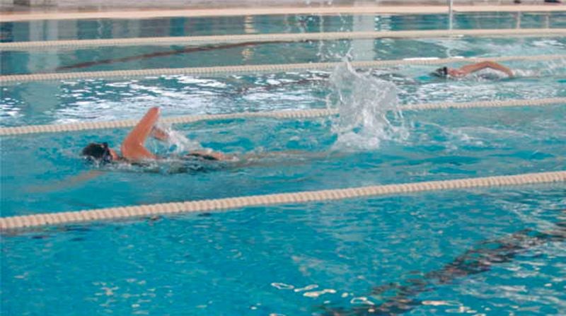 Konkujrrence - svømmere på bane ved siden af hinanden